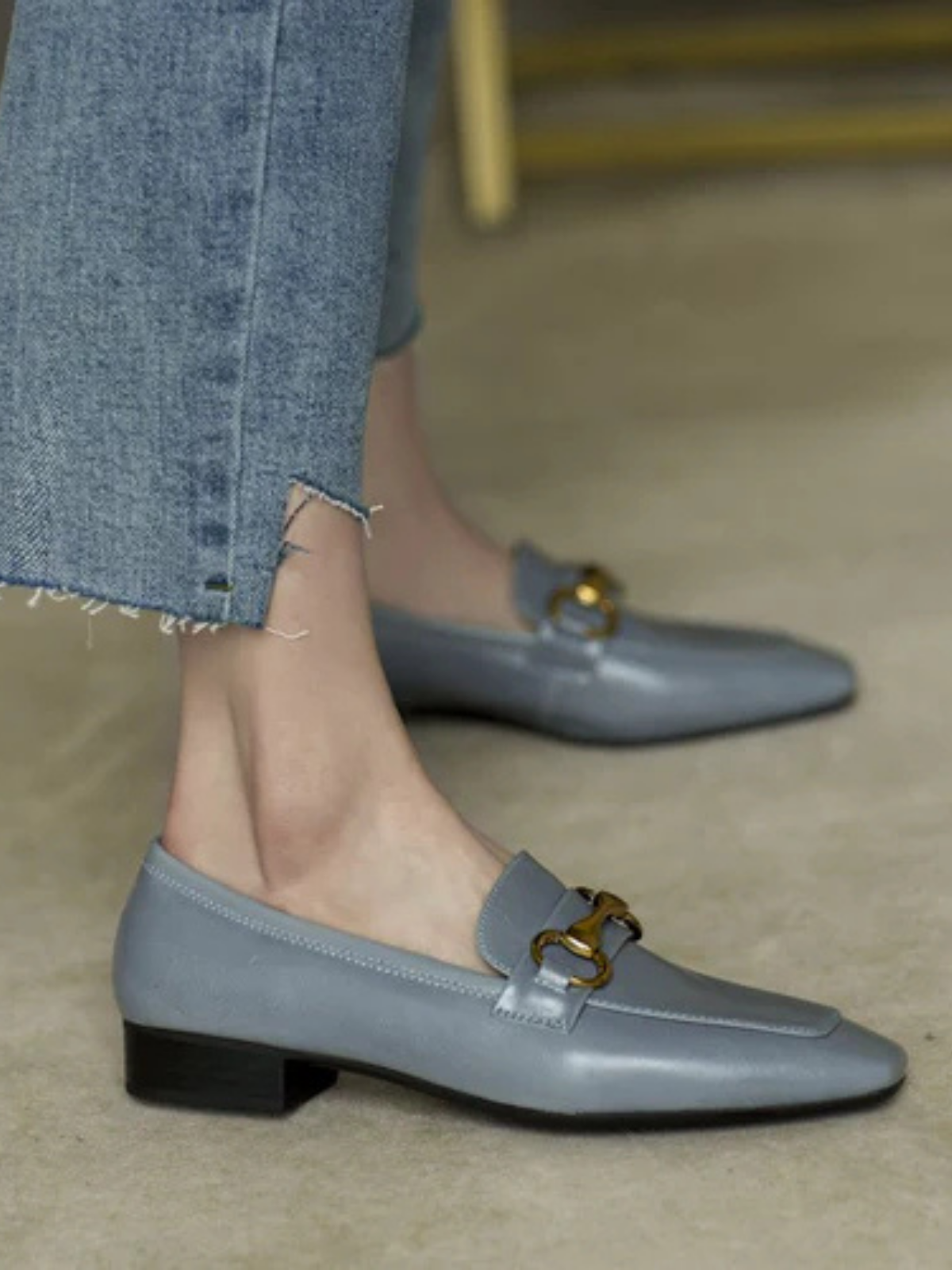 Scarpe pianeggianti in pelle con punta quadrata di accento metallico a basso tacco