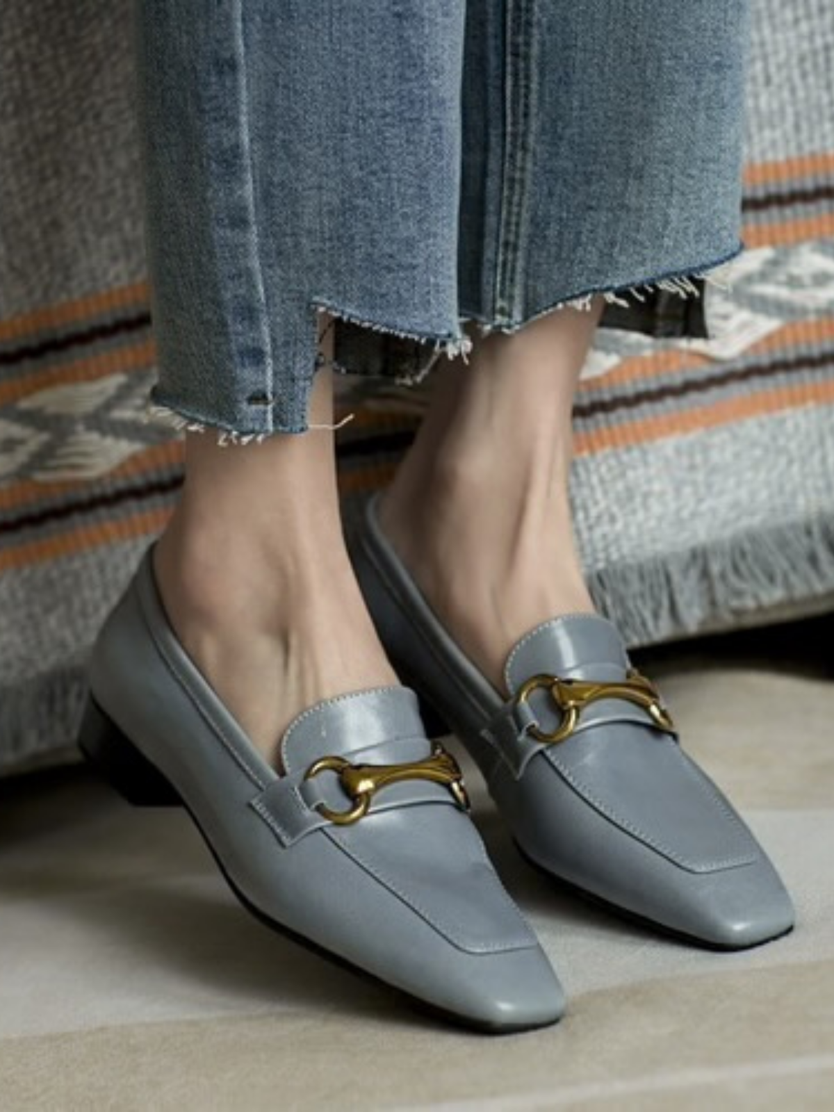 Scarpe pianeggianti in pelle con punta quadrata di accento metallico a basso tacco