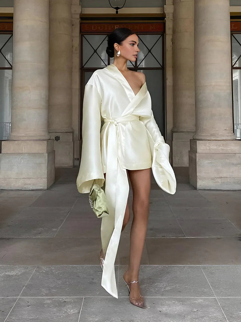 Abito ampio con scollo a V e cintura