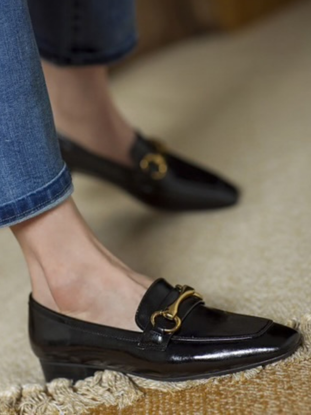 Scarpe pianeggianti in pelle con punta quadrata di accento metallico a basso tacco