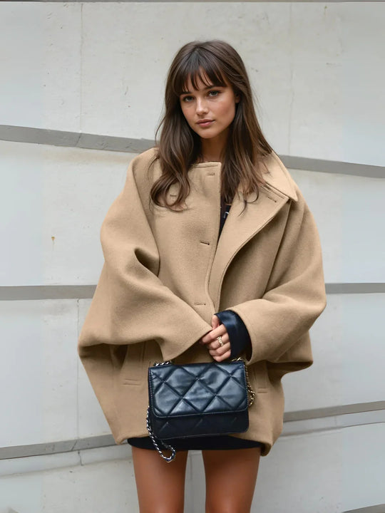Cappotto con bottoni e tasche oversize in tinta unita