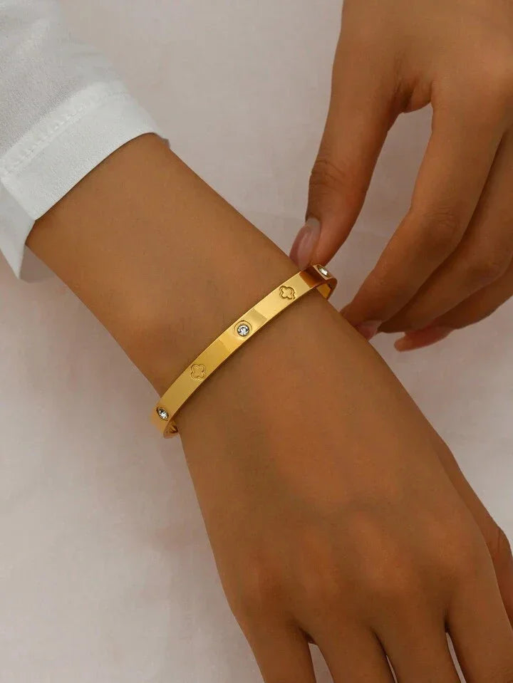 Heart-shaped Buckle Stainless Steel Bracelet - LA FEMME WANDERER