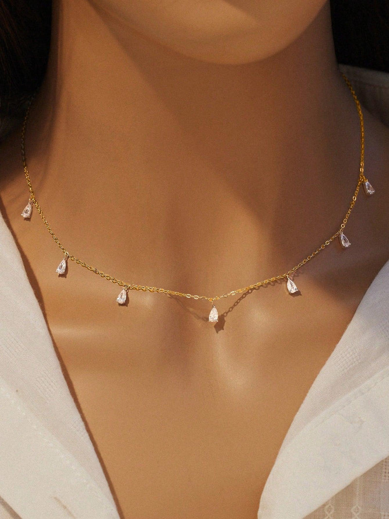 Collana delicata con eleganza a goccia