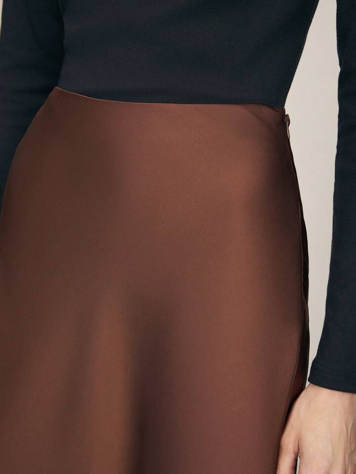 Minimalist Satin Slip Skirt - LA FEMME WANDERER