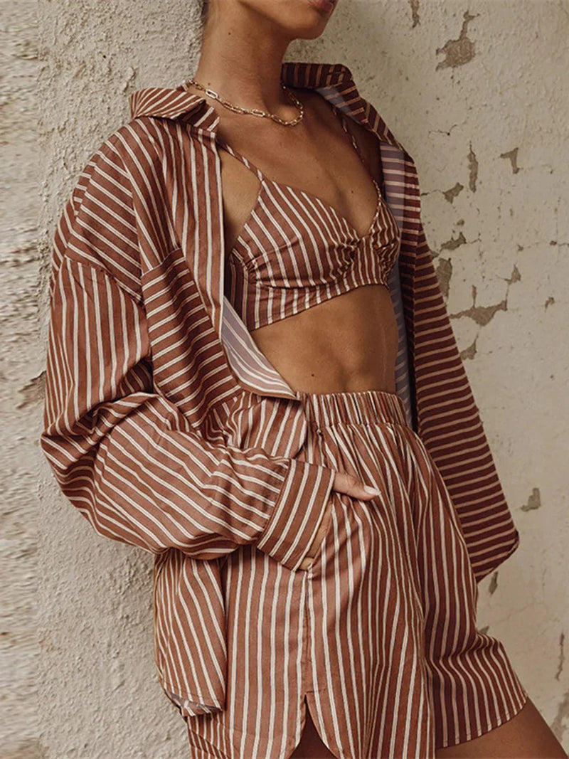 Completo tre pezzi con pantaloncini a righe, manica lunga, risvolto e monopetto